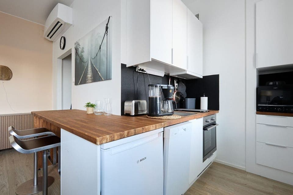 The fully equipped kitchen includes everything you need for home cooking, from a toaster and coffee maker to a dishwasher for easy cleanup. Enjoy the convenience of modern appliances in a space designed for a worry-free stay.