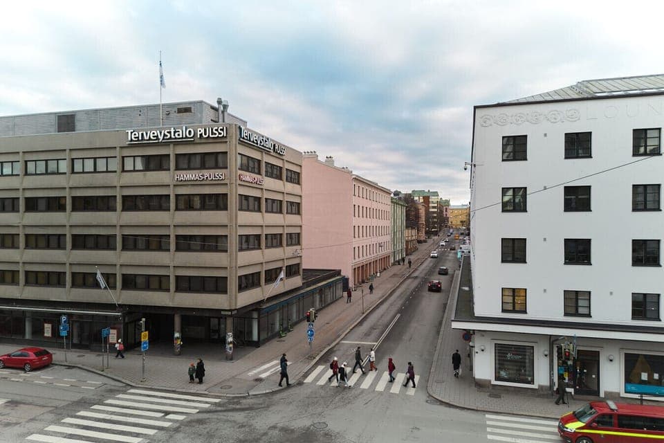 You are situated on a key intersection, meaning virtually all of the city`s main sights, restaurants, and shops are within easy walking distance.