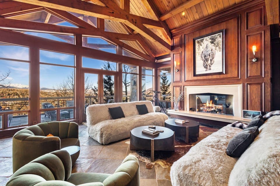 2.0-saison-cinq-mountain-village-living-room3