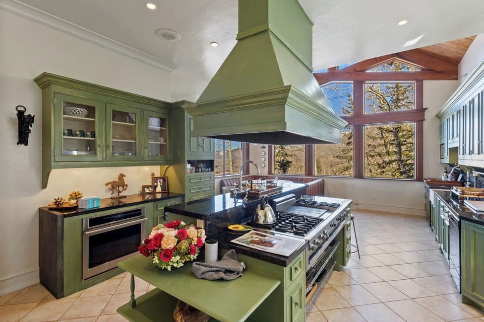 3.1-saison-cinq-mountain-village-kitchen2