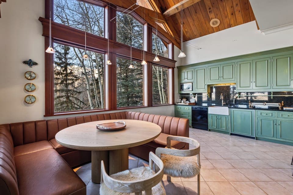 3.4-saison-cinq-mountain-village-kitchen-breakfast-table1