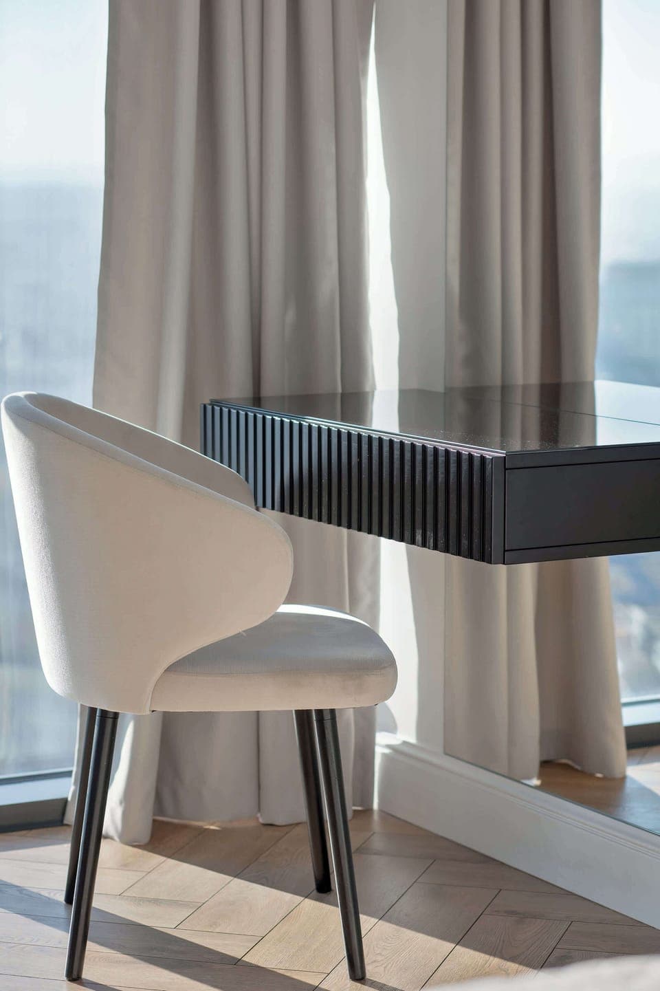 Work desk with panoramic view — ideal for business travelers.