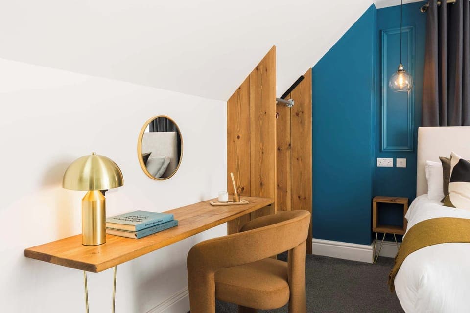 Dressing area/work desk.