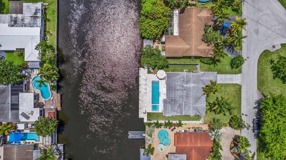 From this angle, it’s easy to see why guests fall in love instantly. Space to roam, room to play, and a whole lot of charm wrapped up in one unforgettable stay.