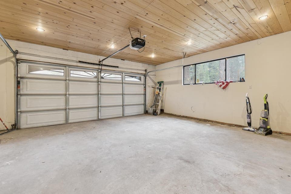Spacious garage with natural light and modern finishes