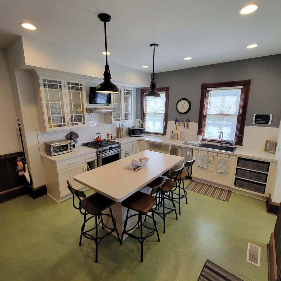 Well-appointed kitchen (with snacks provided!) should serve even the most experienced of cooks.