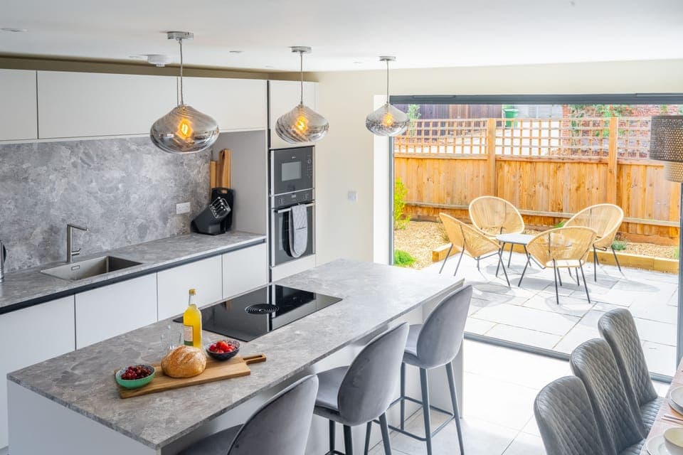 Neathercoat, Wells-next-the-sea: The kitchen and dining area has an outdoor garden area to enjoy