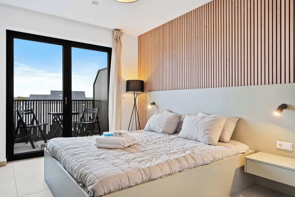 Comfortable and Stylish Retreat – Rest easy in a serene space with a plush queen bed and charming wooden decor.