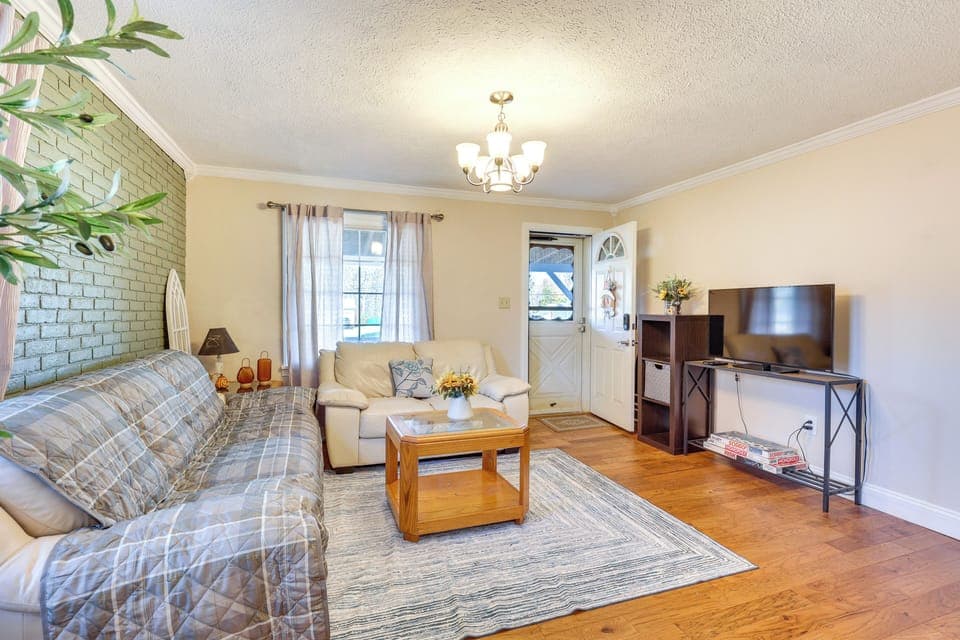 Youngstown Vacation Rental | 3BR | 1BA | 1,122 Sq Ft | Steps Required