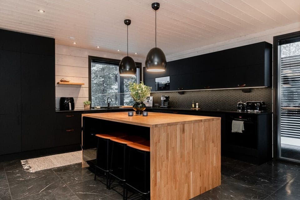 The modern, fully equipped kitchen offers high-quality appliances and plenty of workspace, making cooking effortless. The adjoining dining area provides room for shared meals and cozy table gatherings.