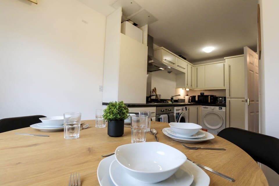 Dining space in the kitchen too for breakfast. 