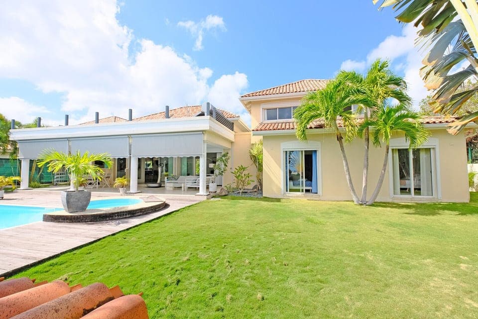 In Le Gosier, Villa Tinea is a contemporary villa overlooking the Dampierre valley. You'll love the pool and the roof top as you watch the sun set over the Caribbean Sea