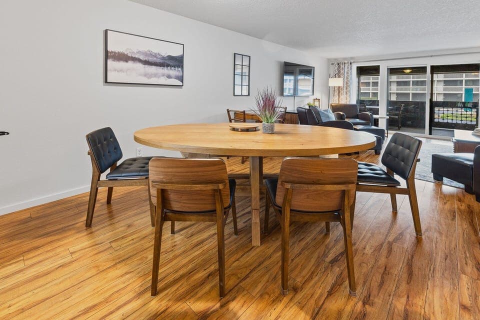 The Mountains dining room.