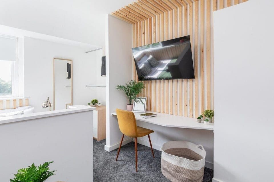 Living Room/ Bedroom - 1AG 