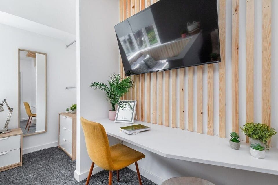 Living Room/ Bedroom - 1AG 