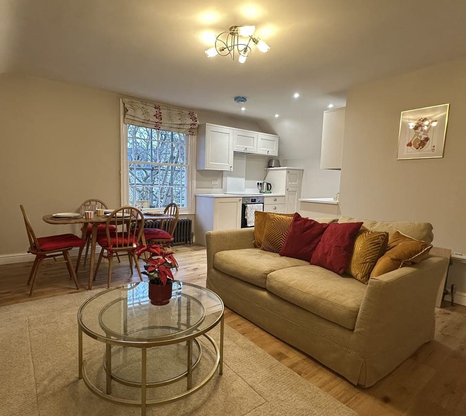 Open plan lounge, dining & kitchen