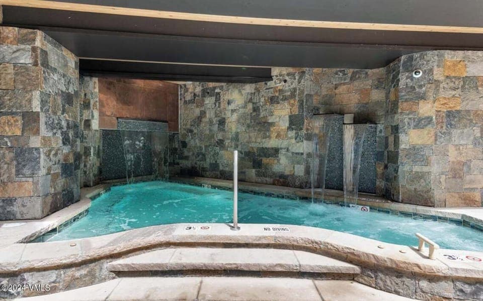 Park Plaza hot tub and pool