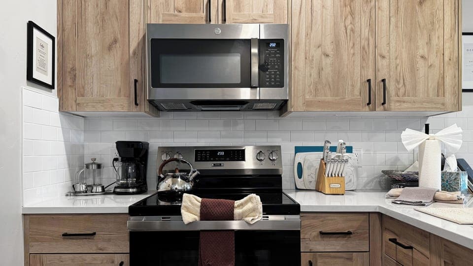 [kitchen] well appointed sparkling clean kitchen