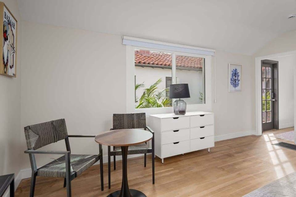 Rocca Studio: A small sitting area/ dining area for coffees and lunch! Bright windows make this place so refreshing and spacious! Lots of room to relax here after a long day out and about! 