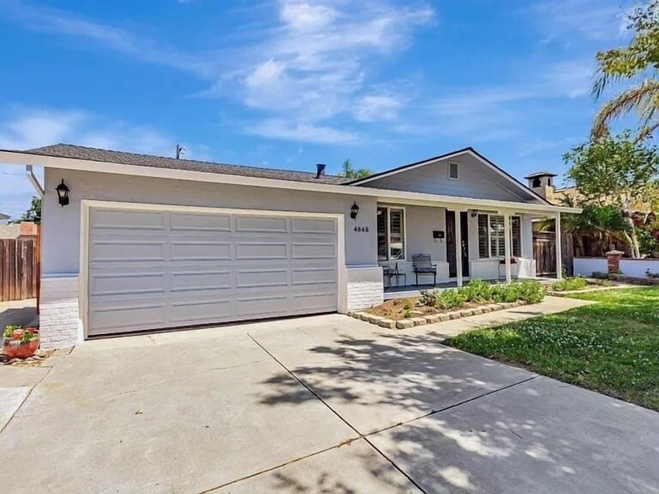 Spacious 3bd/2 full bath house / Next to shopping, hiking, and parks. Parking for 2-4 cars/ high speed 1gb fiber WIF 6e/ Fully equipped for an unforgettable stay