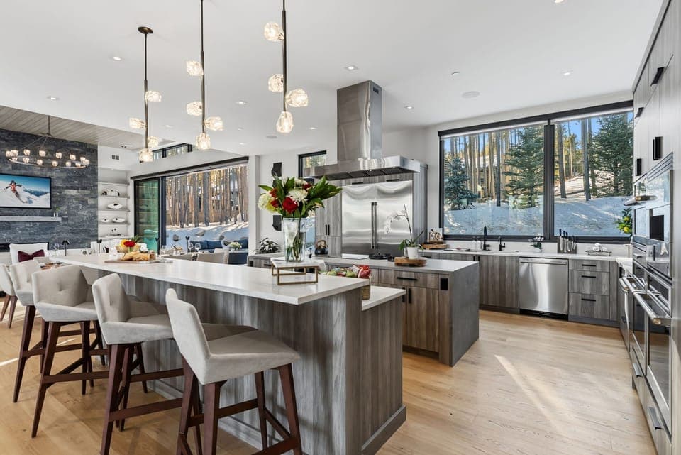 Entertainer's Galley — A spacious bar-top connects kitchen, dining, and great room, creating the perfect setting for shared meals and conversation. 🍽✨