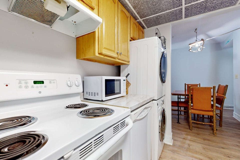 Enjoy preparing meals in this bright, well-equipped kitchen with modern appliances!