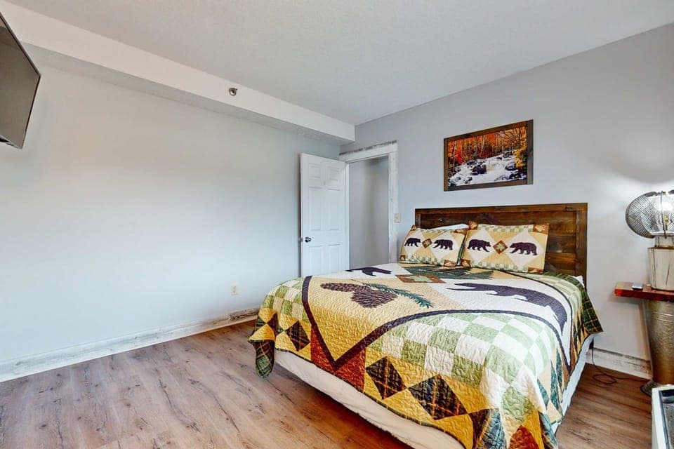 Discover mountain charm in this beautifully decorated bedroom with nature-inspired decor!