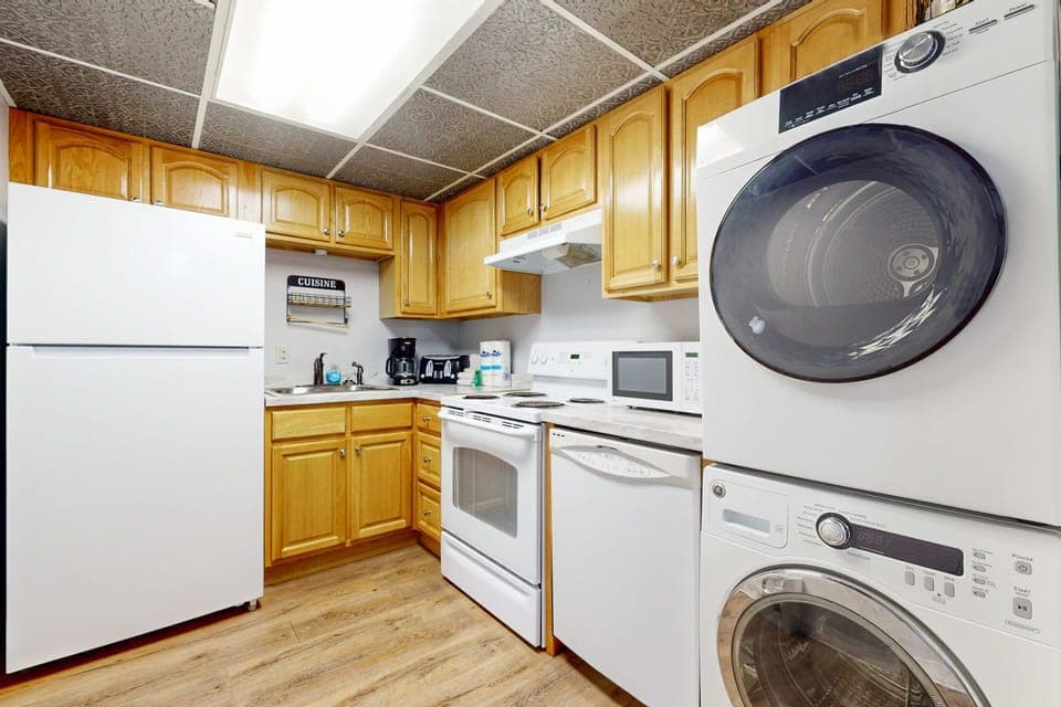 Whip up your favorites in this bright, fully-equipped kitchen with modern appliances!