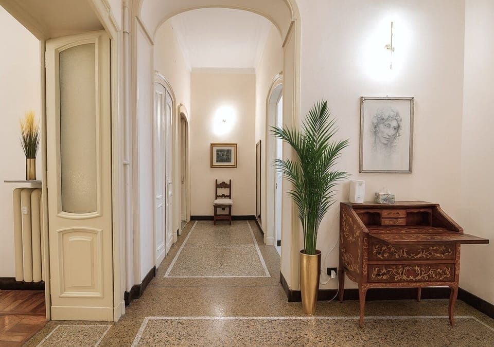 Ampio ingresso e corridoio, pavimenti originali degli anni 20