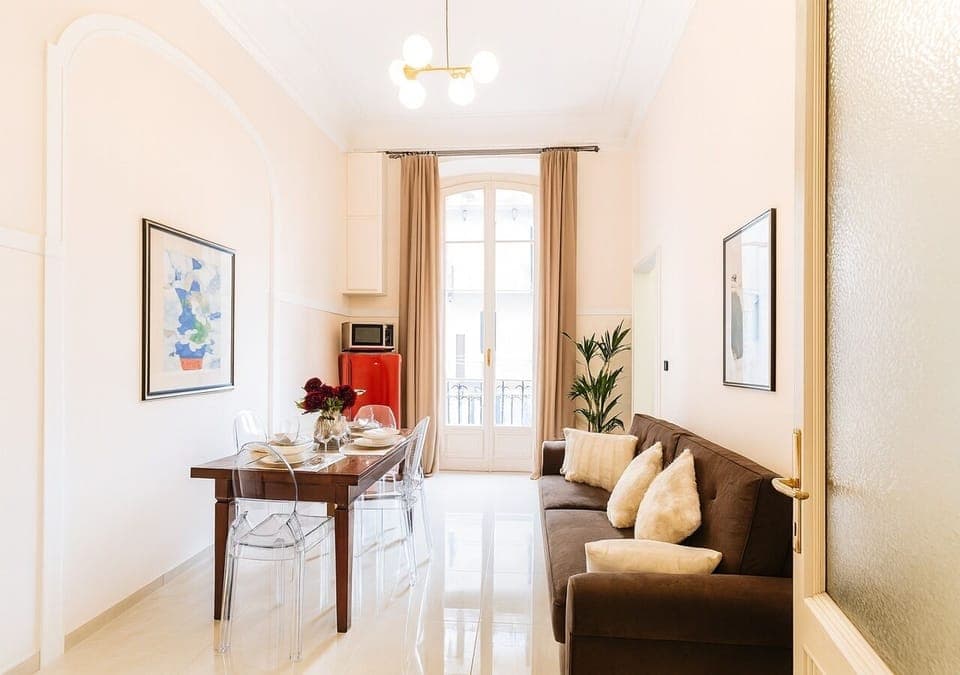 Il soggiorno con tv 40 pollici, sedie Ghost e ampio divano.
