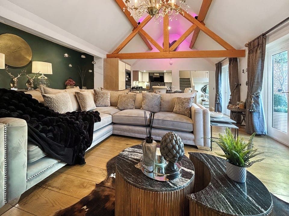 Open plan living space | Mitton Barn, Belton