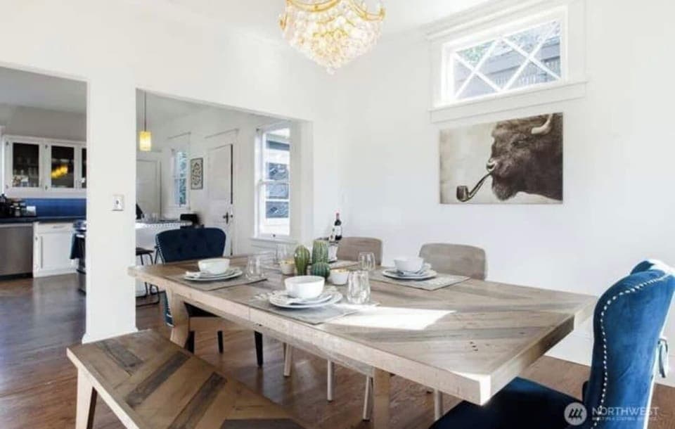 餐厅 Dining area
This stunning dining area blends rustic charm with modern elegance, creating the perfect space for intimate dinners and lively gatherings. Featuring a beautiful reclaimed wood dining table with matching bench seating, the space is comp