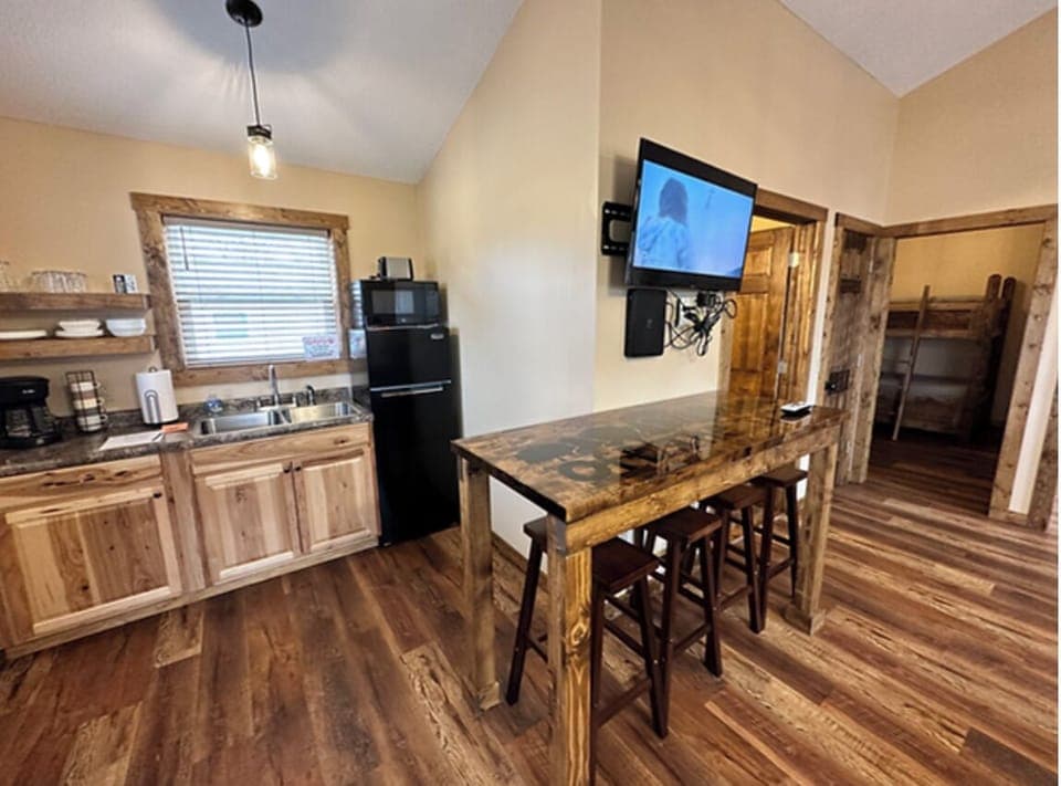 Kitchen & Eating Area