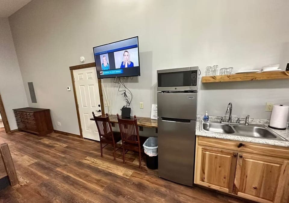 Kitchen & Eating Area