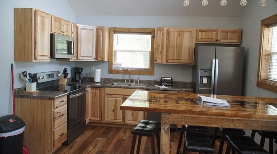 Kitchen & Eating Area