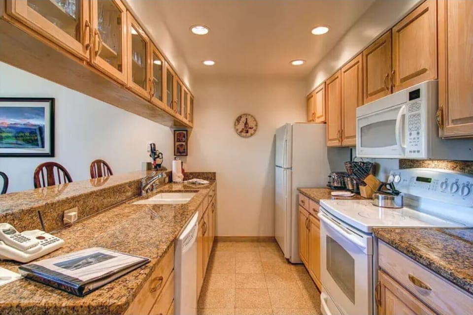 Full Kitchen with Dishwasher, Oven, Microwave and Fridge