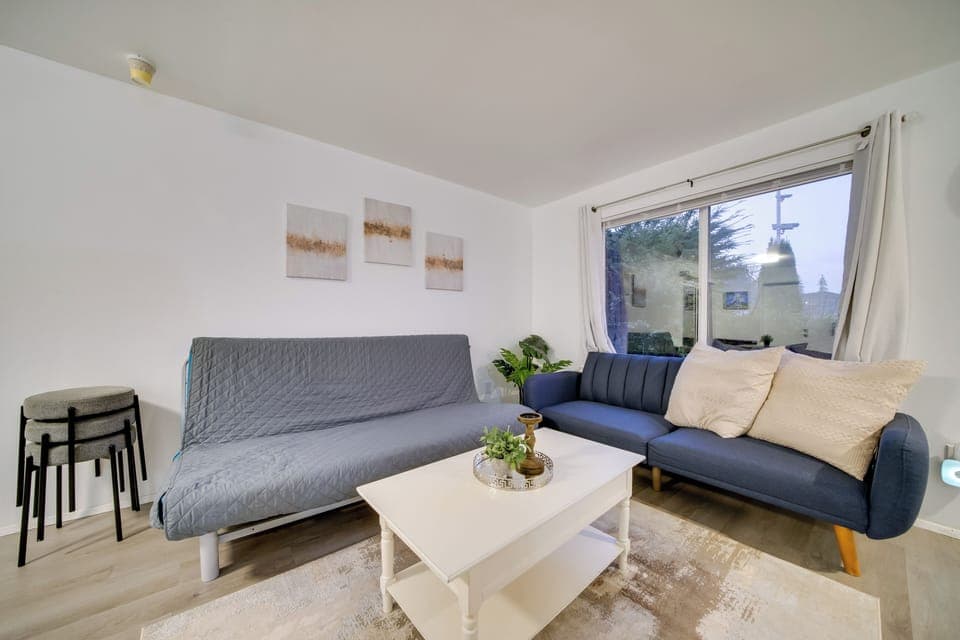 Bellevue Vacation Rental | 2BR | 2BA | 810 Sq Ft | Small Step to Enter