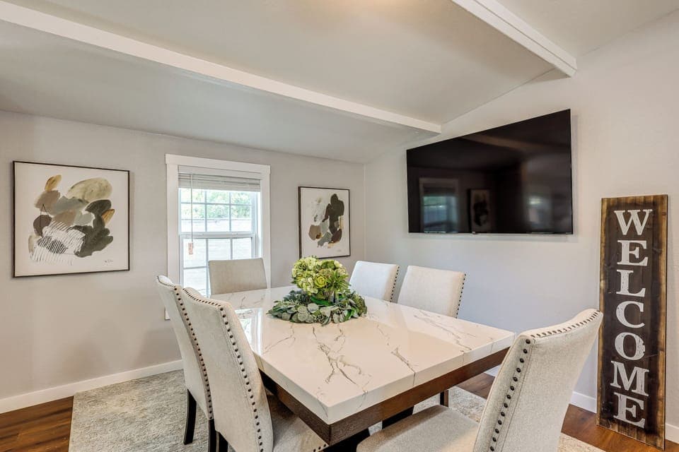 Dining Area | Smart TV