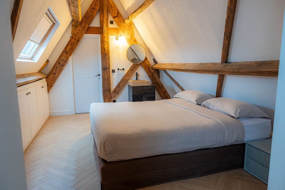 Bedroom with kingsize bed