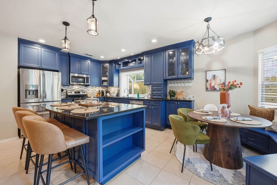 Breathe, move, mingle! Our open floor concept gives you all the space you need to hang out, laugh, and make every moment feel bigger, brighter, and better.