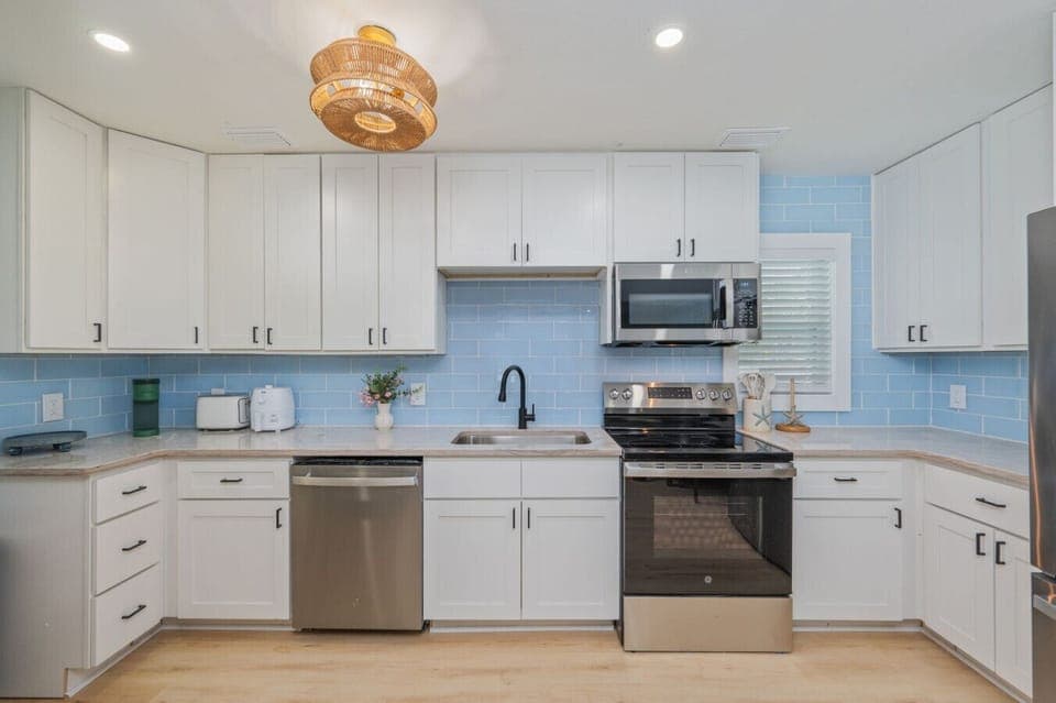 Modern kitchen with everything you need to prepare meals.