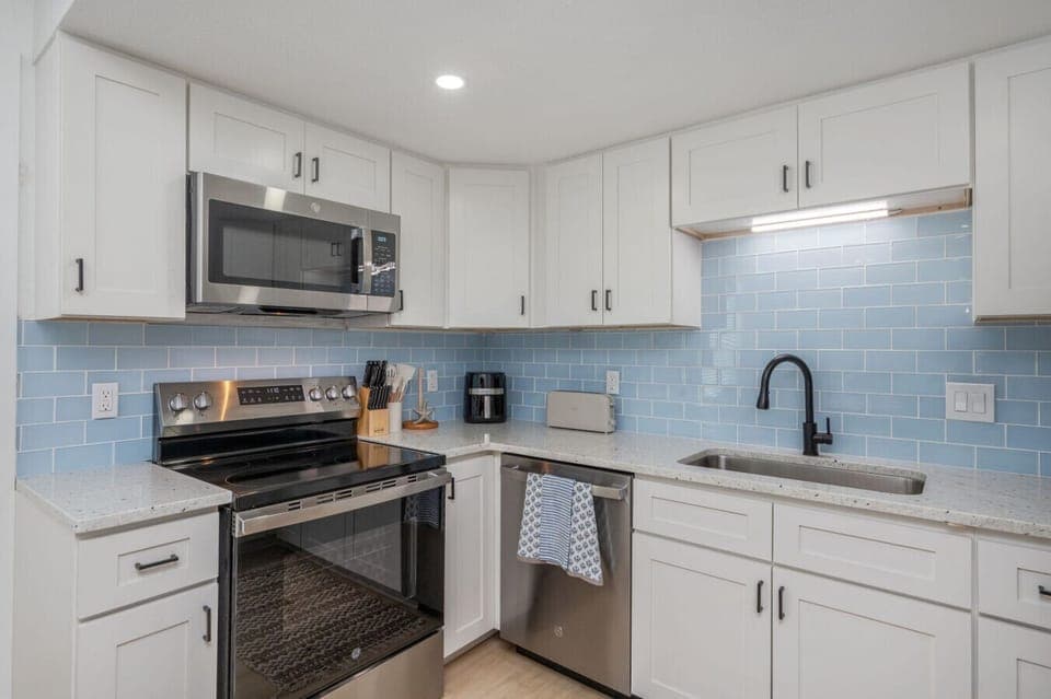 Modern kitchen with everything you need to prepare meals.