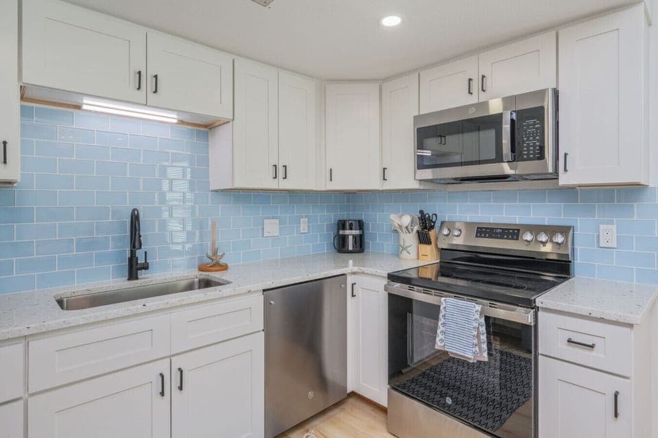 Modern kitchen with everything you need to prepare meals.