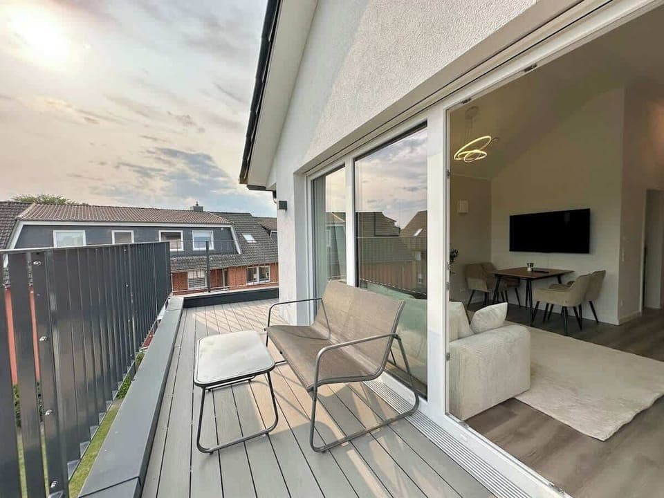 Diese wunderschöne Terrasse ist von dem Wohnzimmer aus erreichbar und bietet viel Platz für Sonnen-/ Luftliebhaber.
Ein Aschenbecher steht für Raucher zur Verfügung und die  Außenbeleuchtung sorgt für gemütliche Abende.