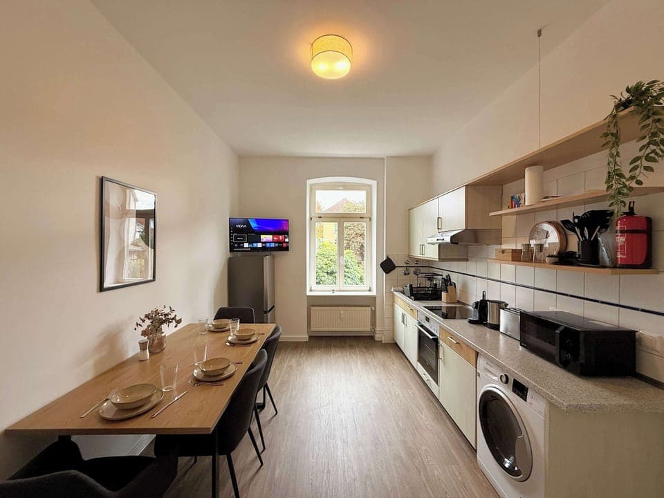 Gemütlicher Essbereich für leckere Speisen und unvergessliche Momente. Der Esstisch eignet sich perfekt für 4 Personen.
Für die Unterhaltung gibt es zusätzlich einen Smart TV mit Streamingdiensten wie Netflix und Amazin Prime.