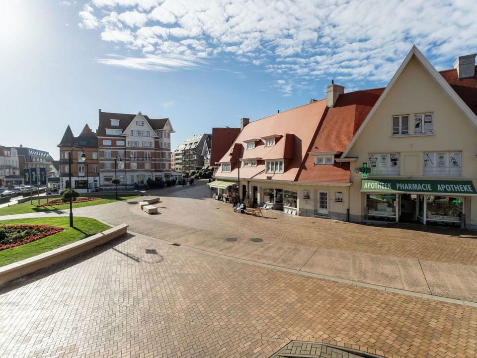 Residential Area, Roof, Human Settlement, Urban Design, Home, Pole, Suburb, Driveway, Town Square, Walkway
