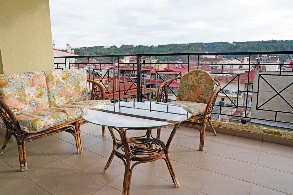Relax on the private balcony with stunning mountain views, perfect for enjoying your morning coffee or sunset. Just a 5-minute walk from Grevena’s main square, cafés and restaurants.