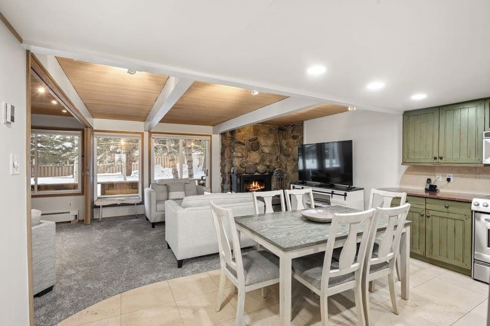Aspen condo downtown ski-hot tub,