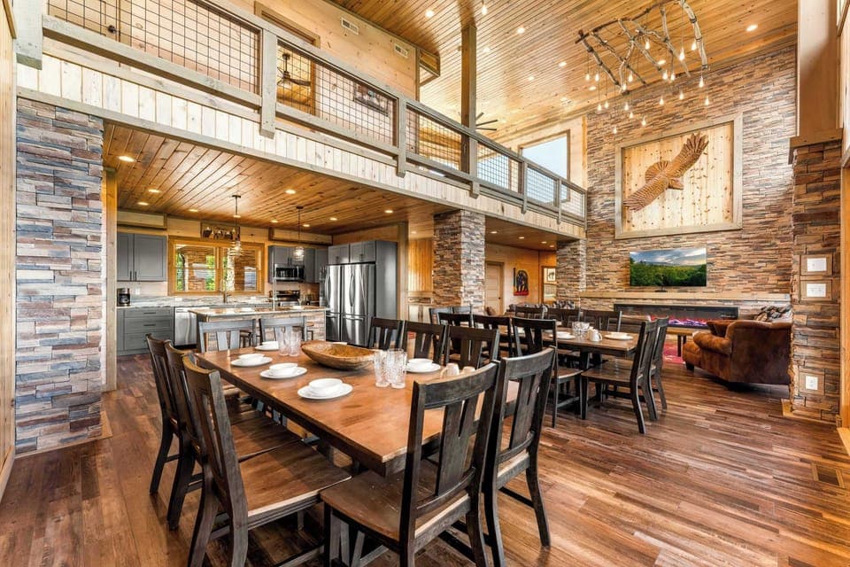 Large Dining Space – Perfect for Family Meals & Retreats