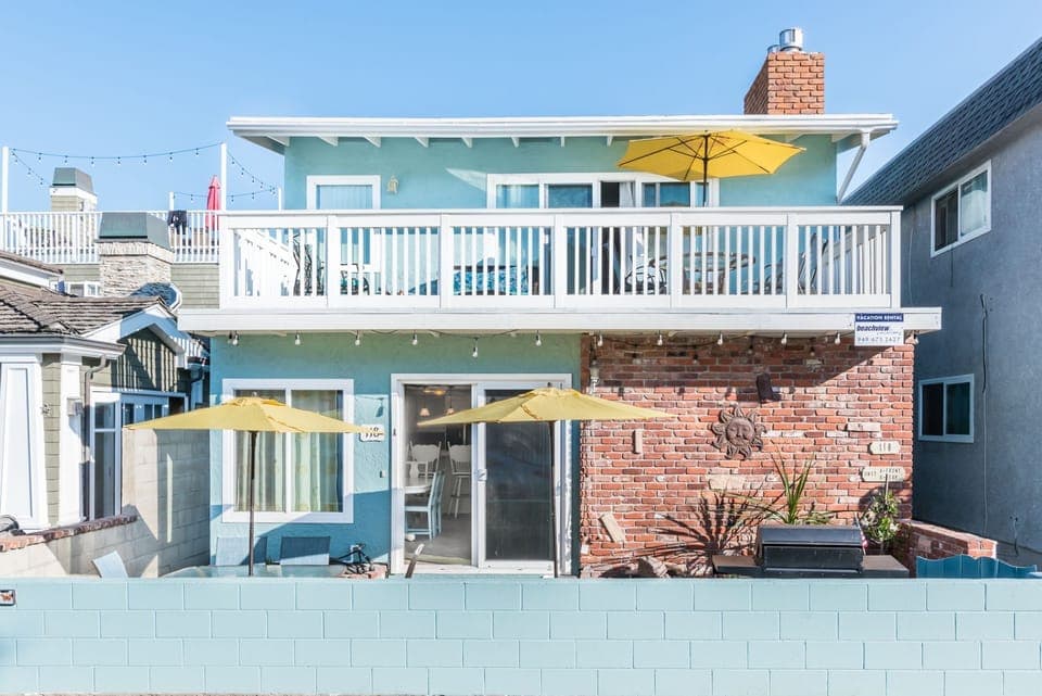 Experience this Newport Beach retreat with full, private access to both the ground and upper residences.
                